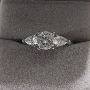 Jeulia Engagement 925 Sterling Silver Ring Round Pear Shaped Three Stone Size 9